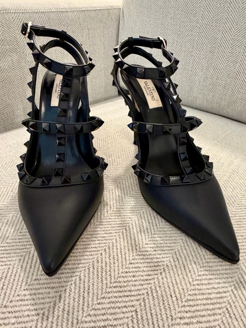 Valentino Nero Black Rockstud Pointed T-Strap Heels 39 EUC